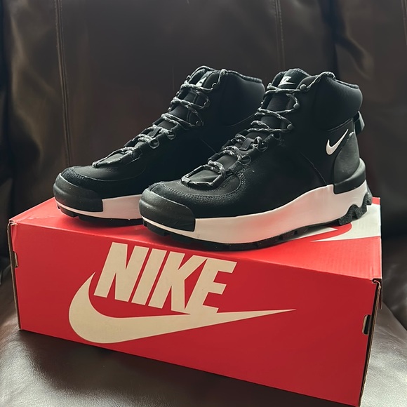 Women’s Nike City Classic Boot - Picture 1 of 2
